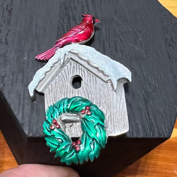 Vintage JJ Jonette Winter Snow Cardinal Birdhouse Brooch Pin Jewelry Wreath Bird - Picture 2 of 6